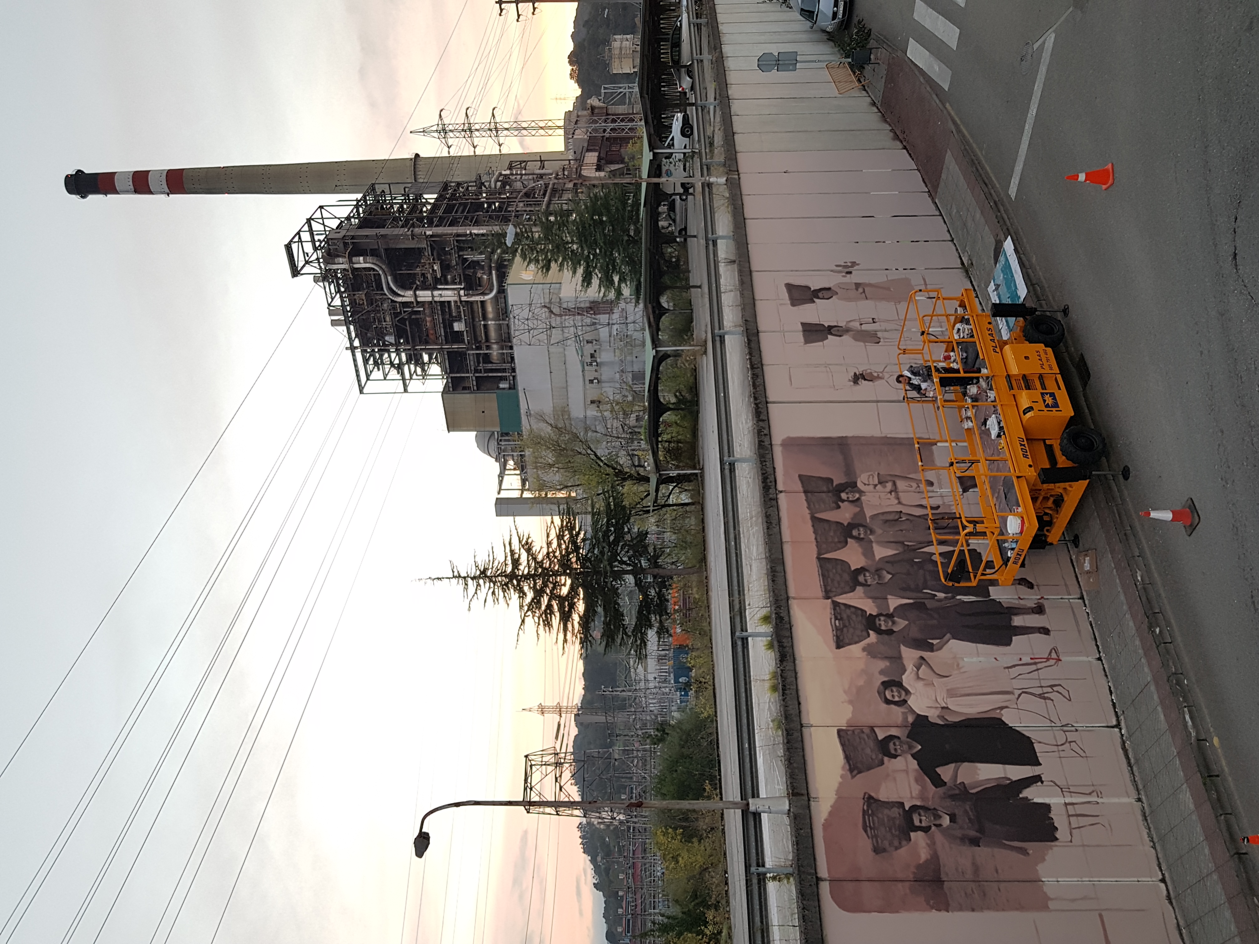 Una imagen de las preciosas carboneras de la central térmica de Lada.